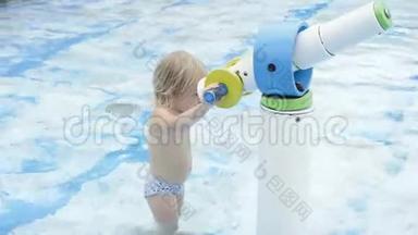 可爱的小女孩在游泳池里玩水炮